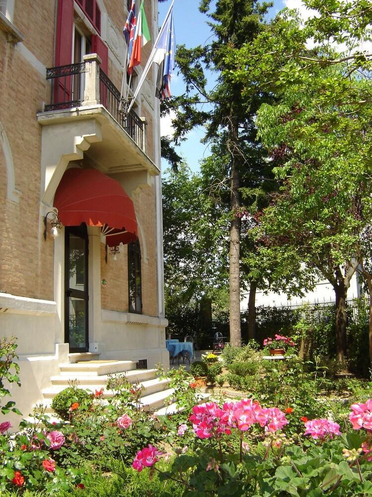 Villa Elda Boutique Hotel Сиена Екстериор снимка